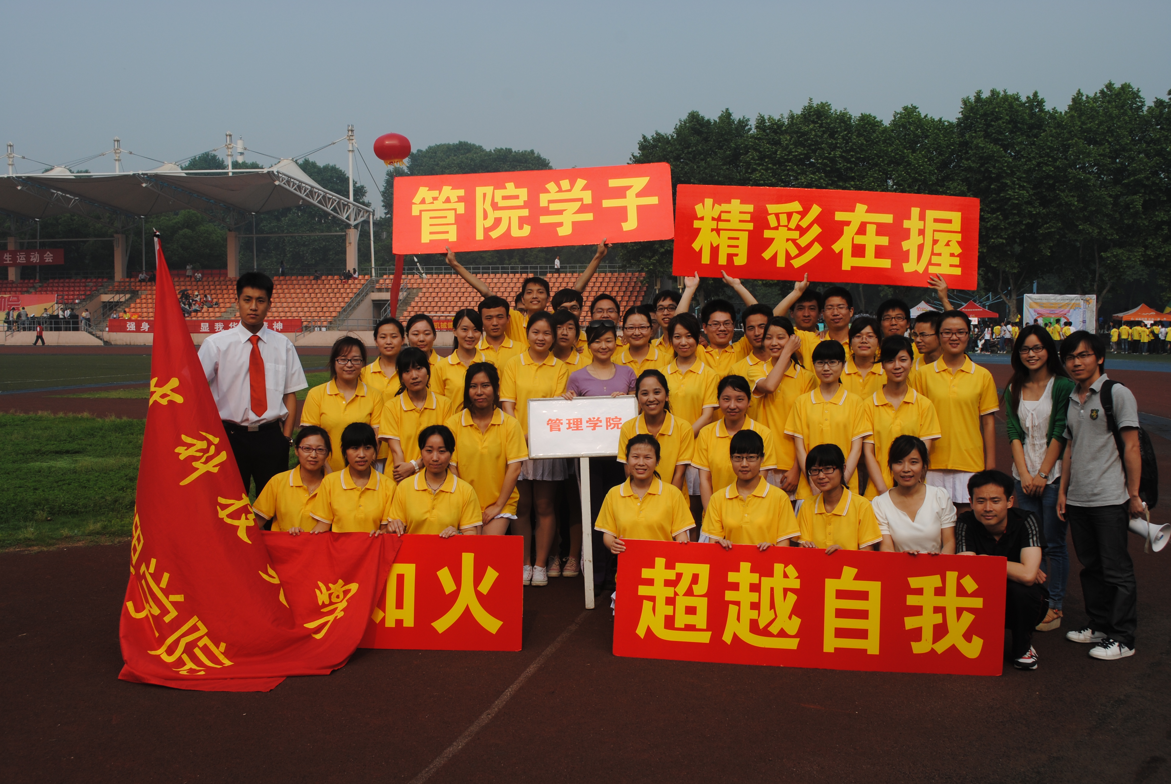 76net必赢官网方阵帅哥美女云集.JPG